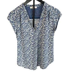 Monday fun womens blue white floral blouse. Size XS. workwear, date night